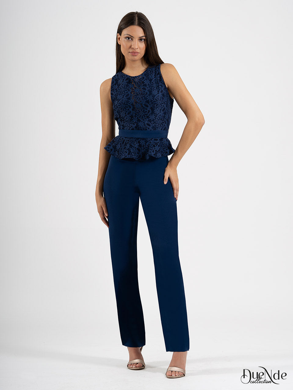 Langer, ärmelloser Overall mit Schößchen und U-Ausschnitt aus Spitze