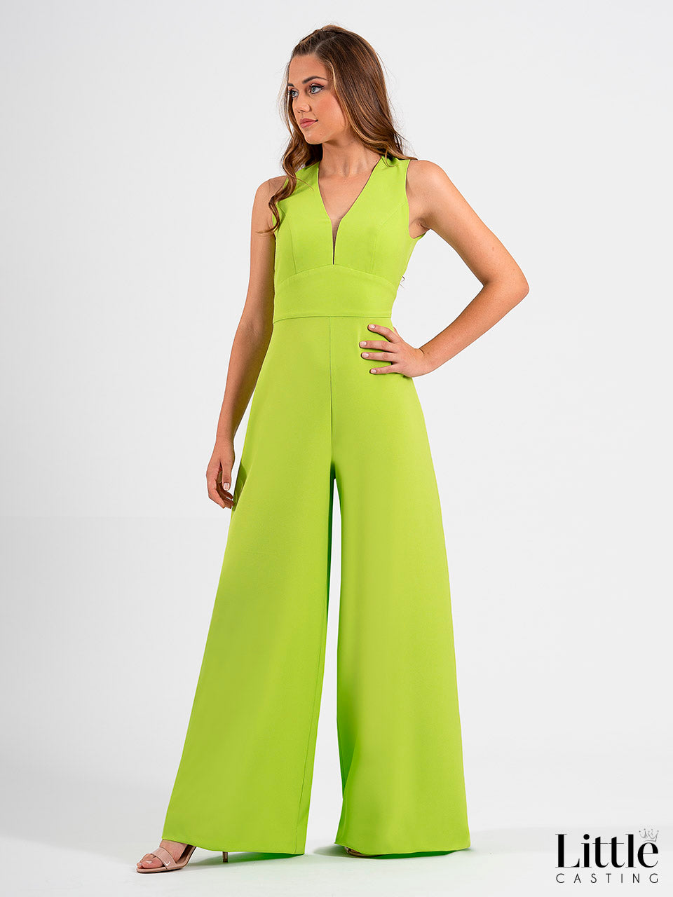 Langer Overall aus Kreppstoff mit V-Ausschnitt und offenem Rücken