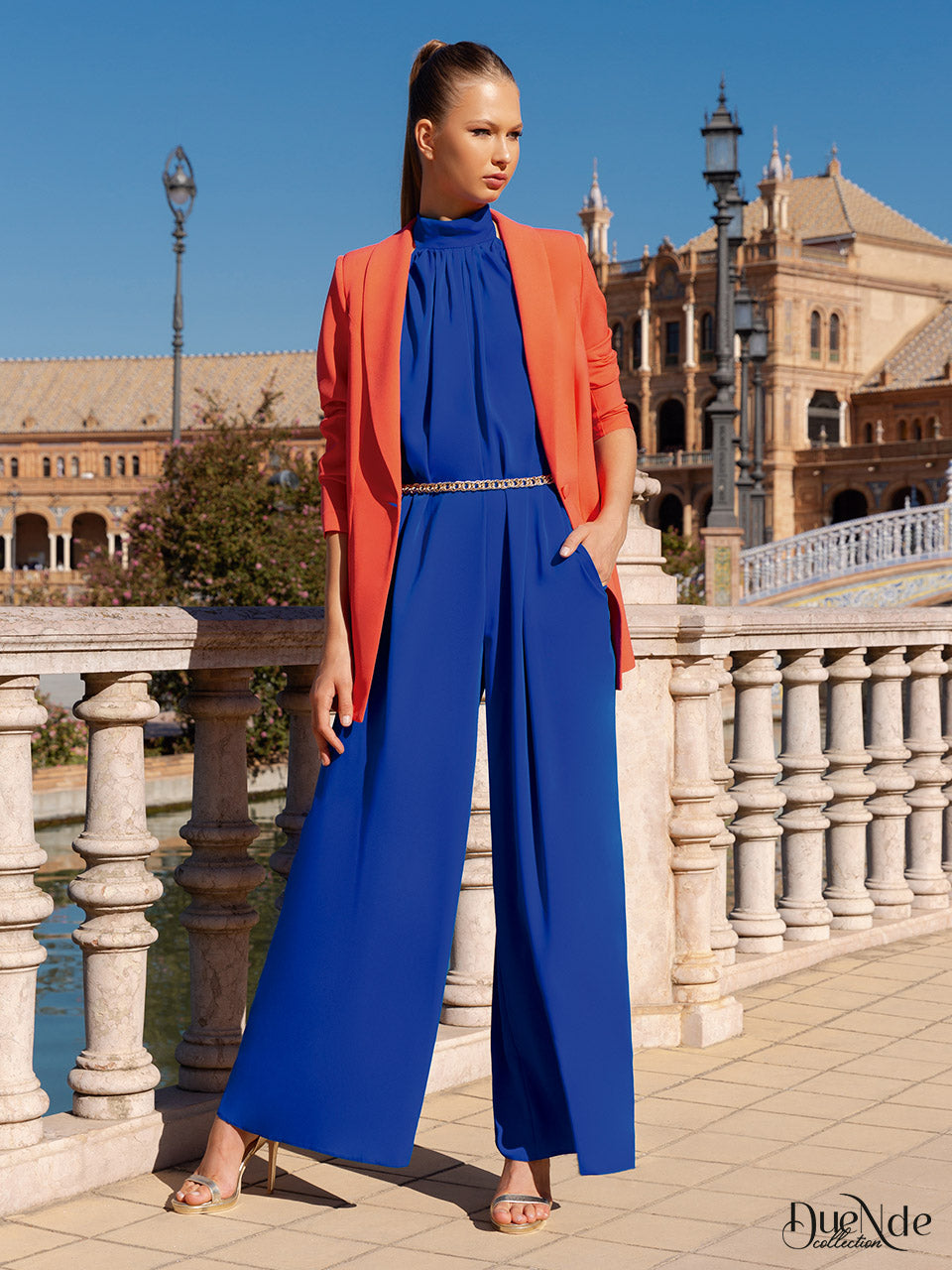 Langer, plissierter Jumpsuit mit Neckholder-Ausschnitt, Taillendetail und offenem Rücken