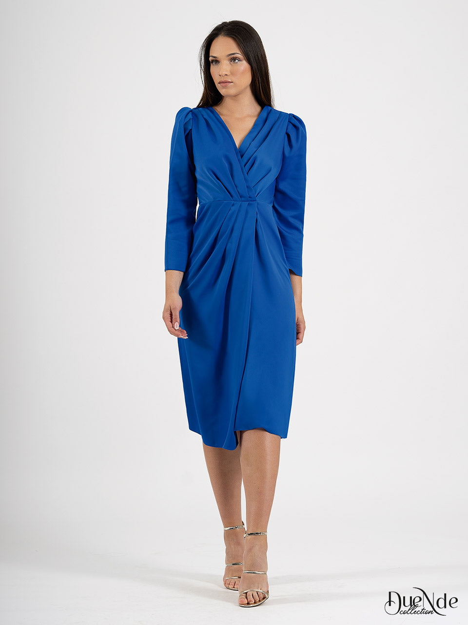 Vestido midi cruzado y plisado de tejido de satén con manga francesa