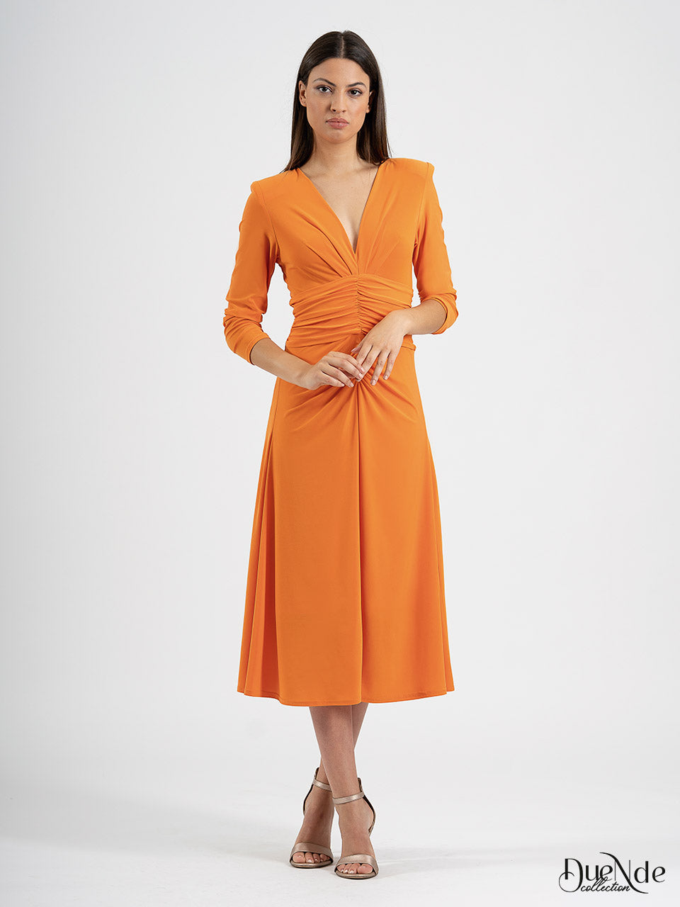 Vestido midi plisado de punto con escote en V y manga francesa