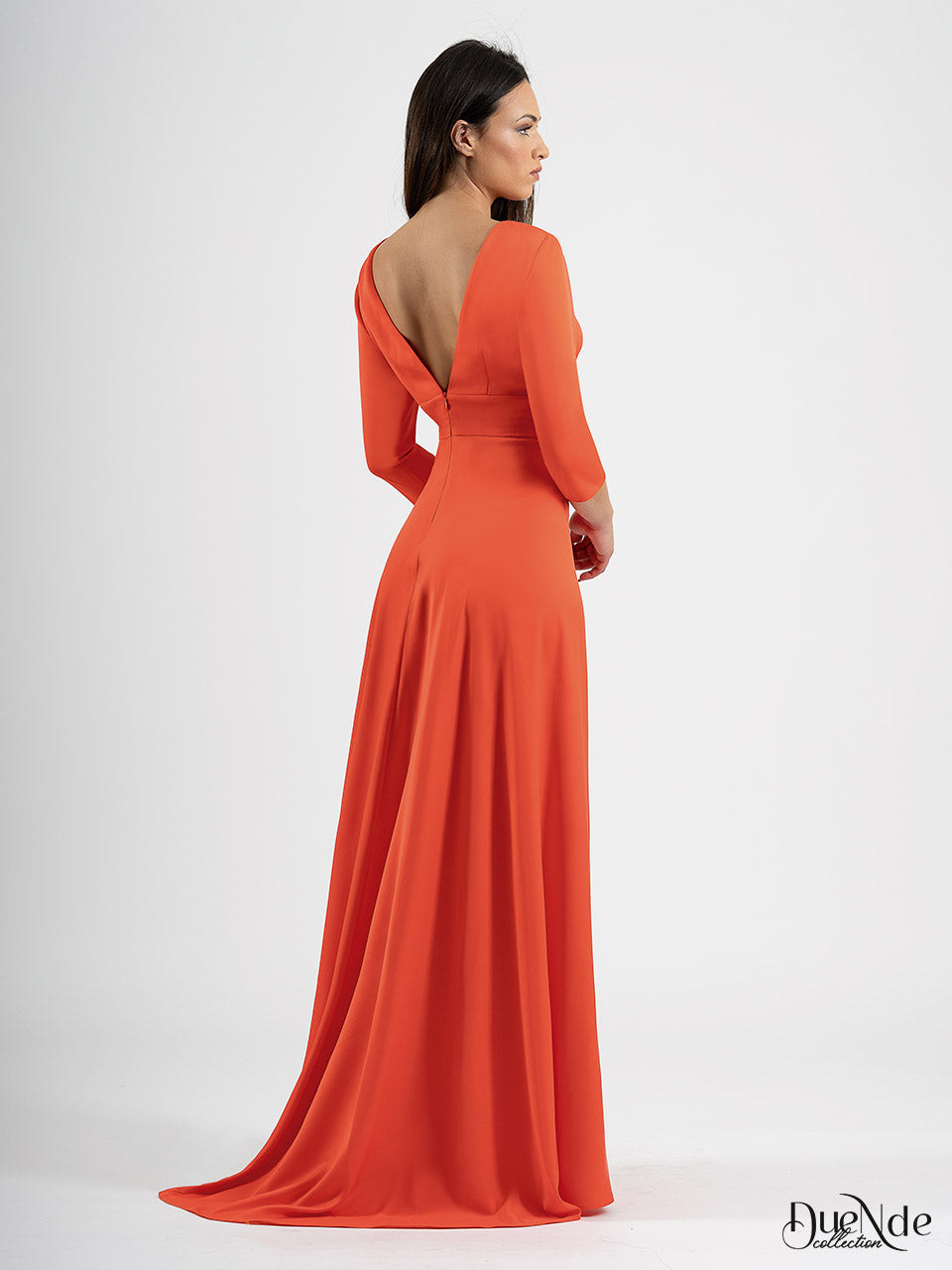 Vestido largo de satén manga francesa con escote de lágrima y abertura