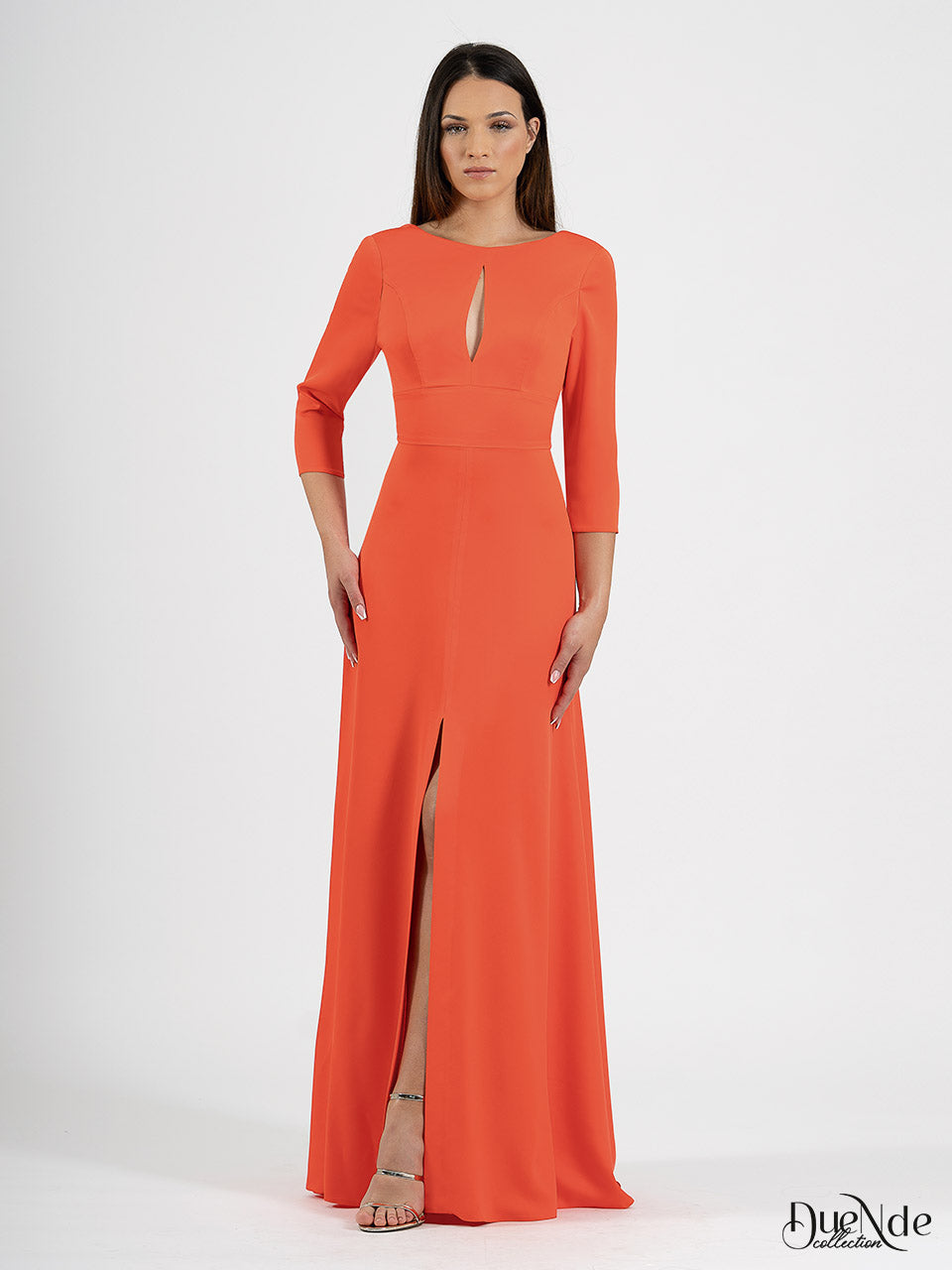 Vestido largo de satén manga francesa con escote de lágrima y abertura