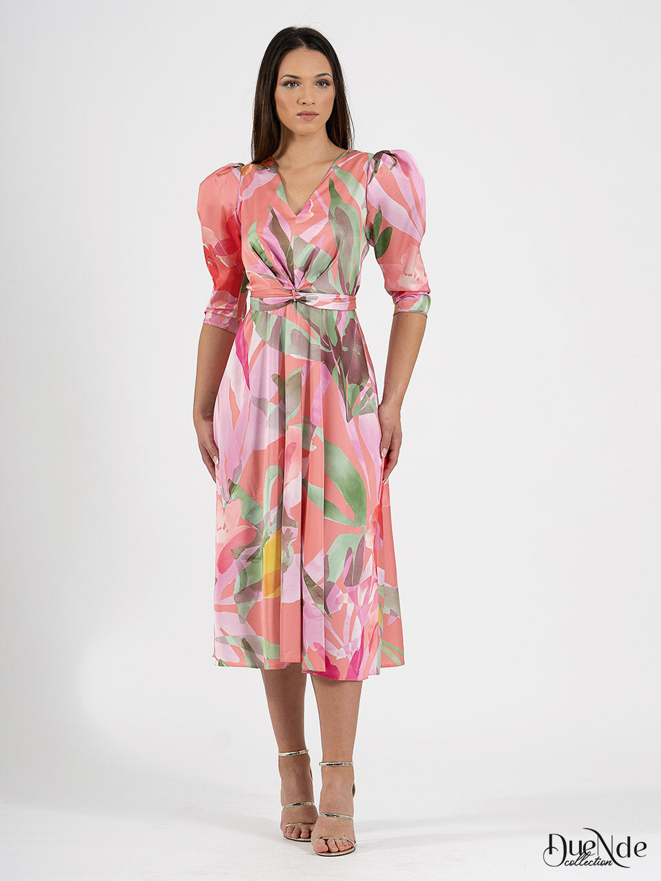 Vestido midi plisado de satén con estampado colorido y manga de farol