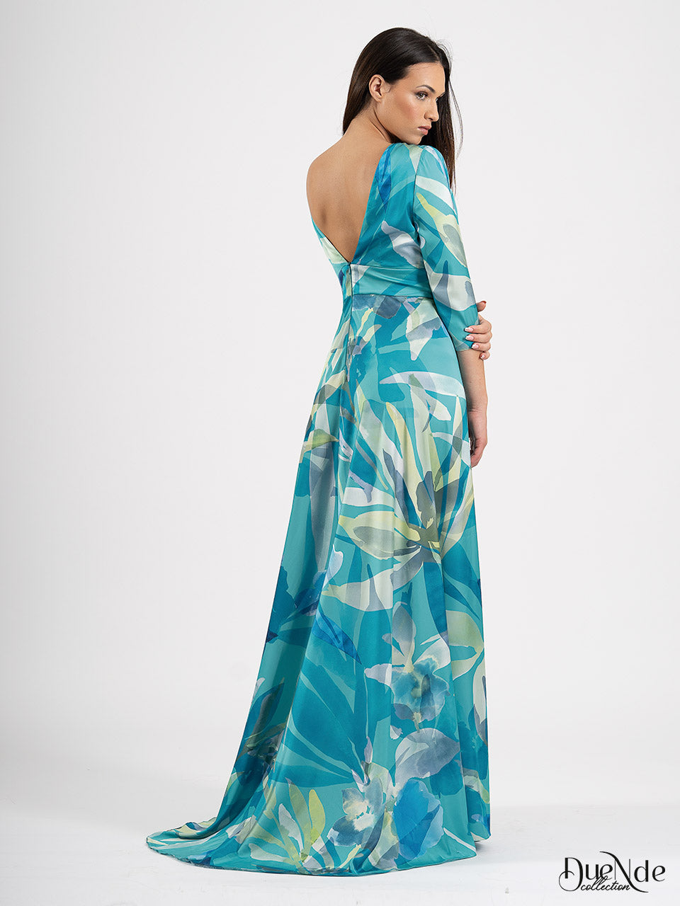 Vestido largo estampado de satén con escote de lágrima y manga francesa