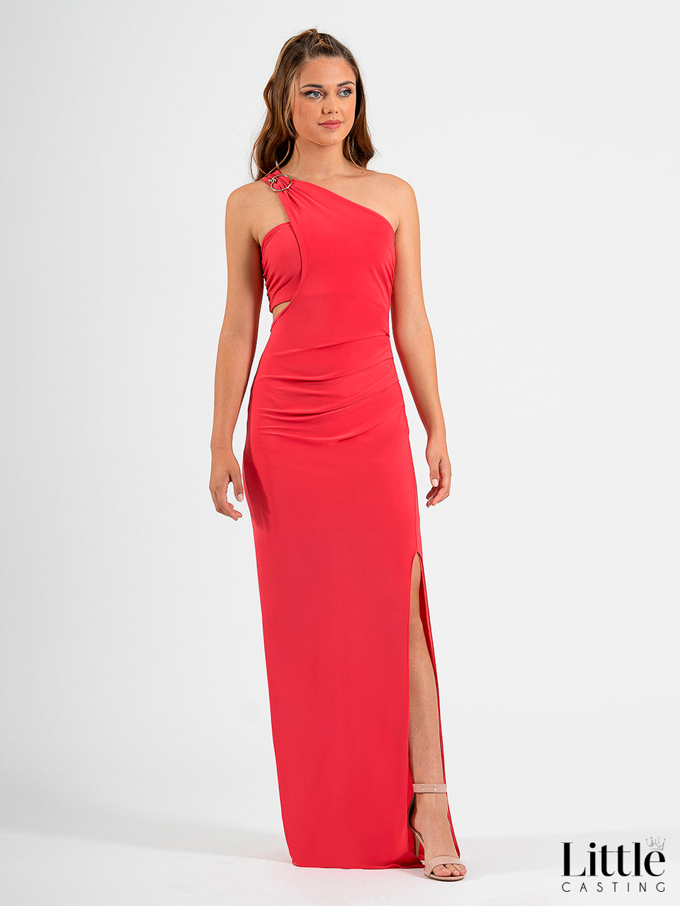 Vestido largo de punto con corte de tubo y escote asimétrico con hebilla