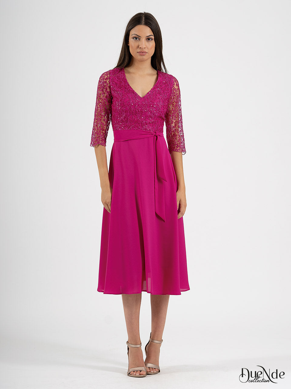 Vestido midi de guipur y gasa con lazada y escote en V