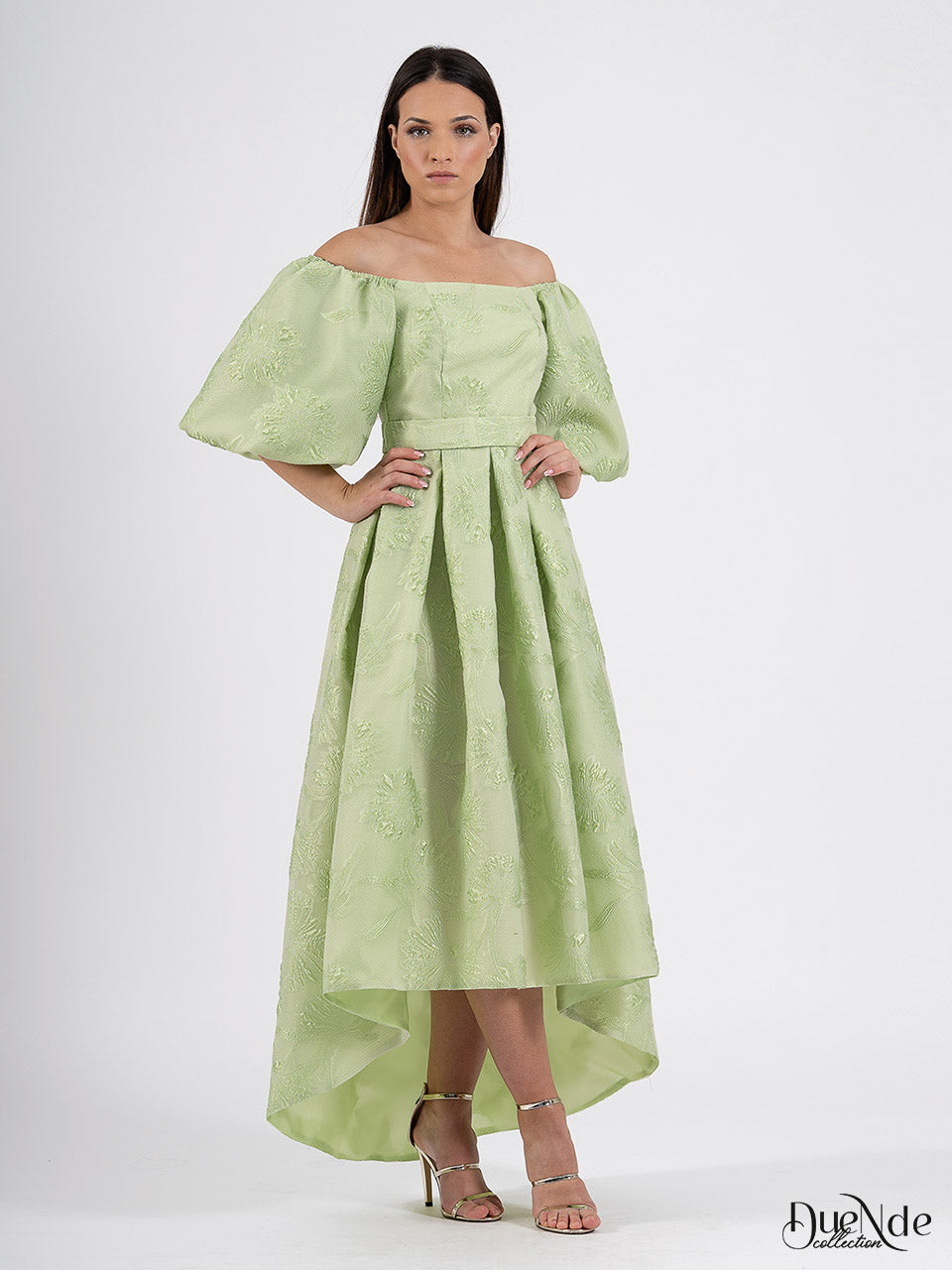 Vestido midi asimétrico de escote bardot con manga abullonada