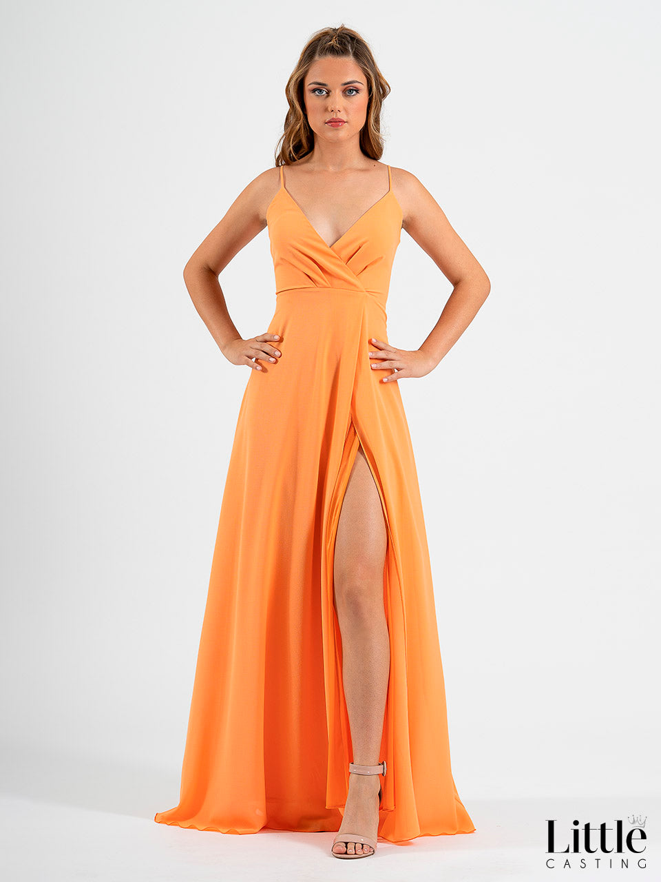 Vestido largo de vuelo con escote cruzado y plisado sin mangas y abertura lateral