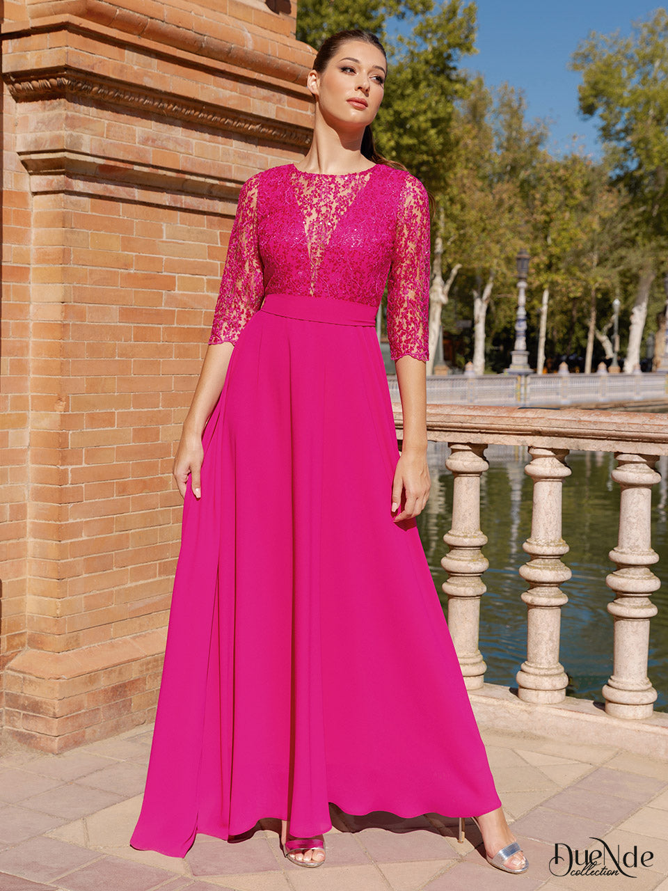 Vestido largo de escote fantasía guipur y gasa con manga francesa