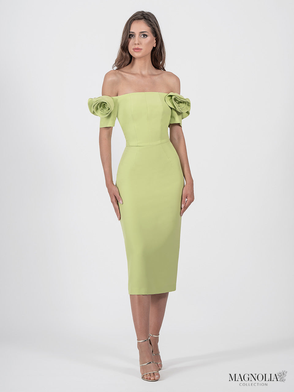 Vestido midi de tubo con escote bardot y flores en mangas