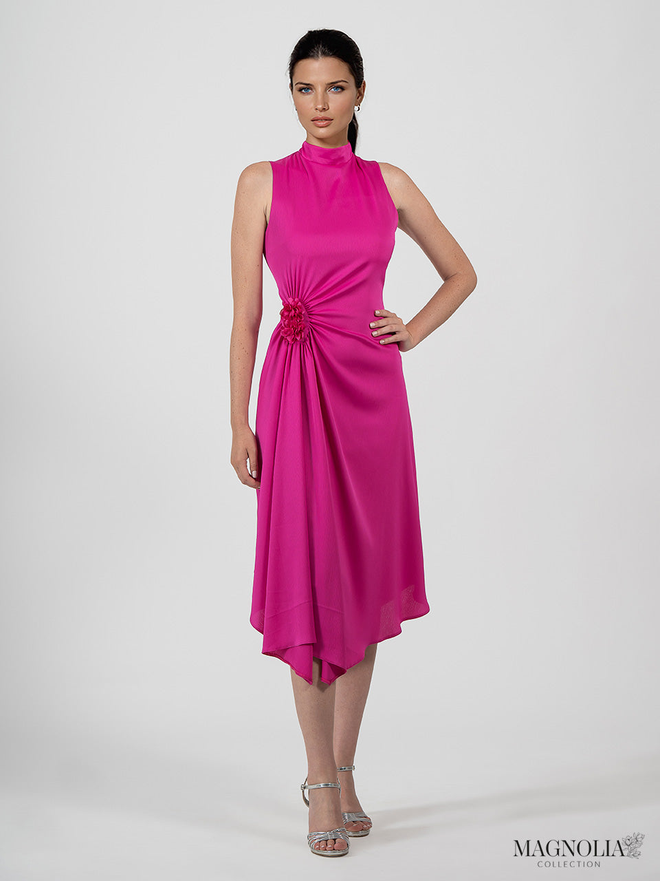 Vestido corto asimétrico cuello cisne sin mangas y drapeado lateral con flor