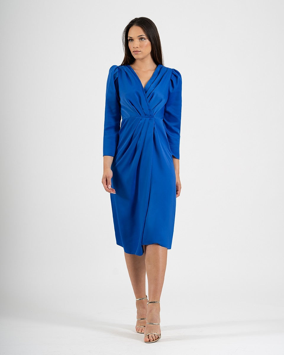 Vestido midi cruzado y plisado de tejido de satén con manga francesa