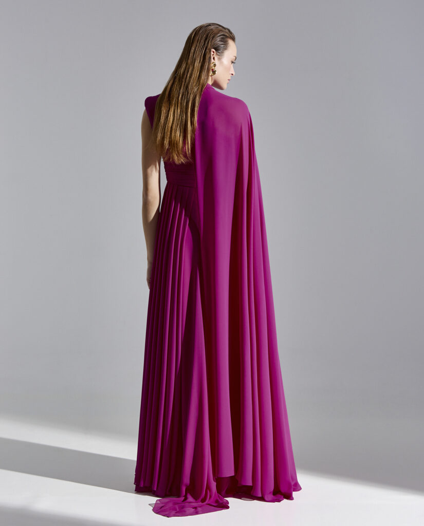 Vestido largo de escote asimétrico plisado sin mangas y capa lateral