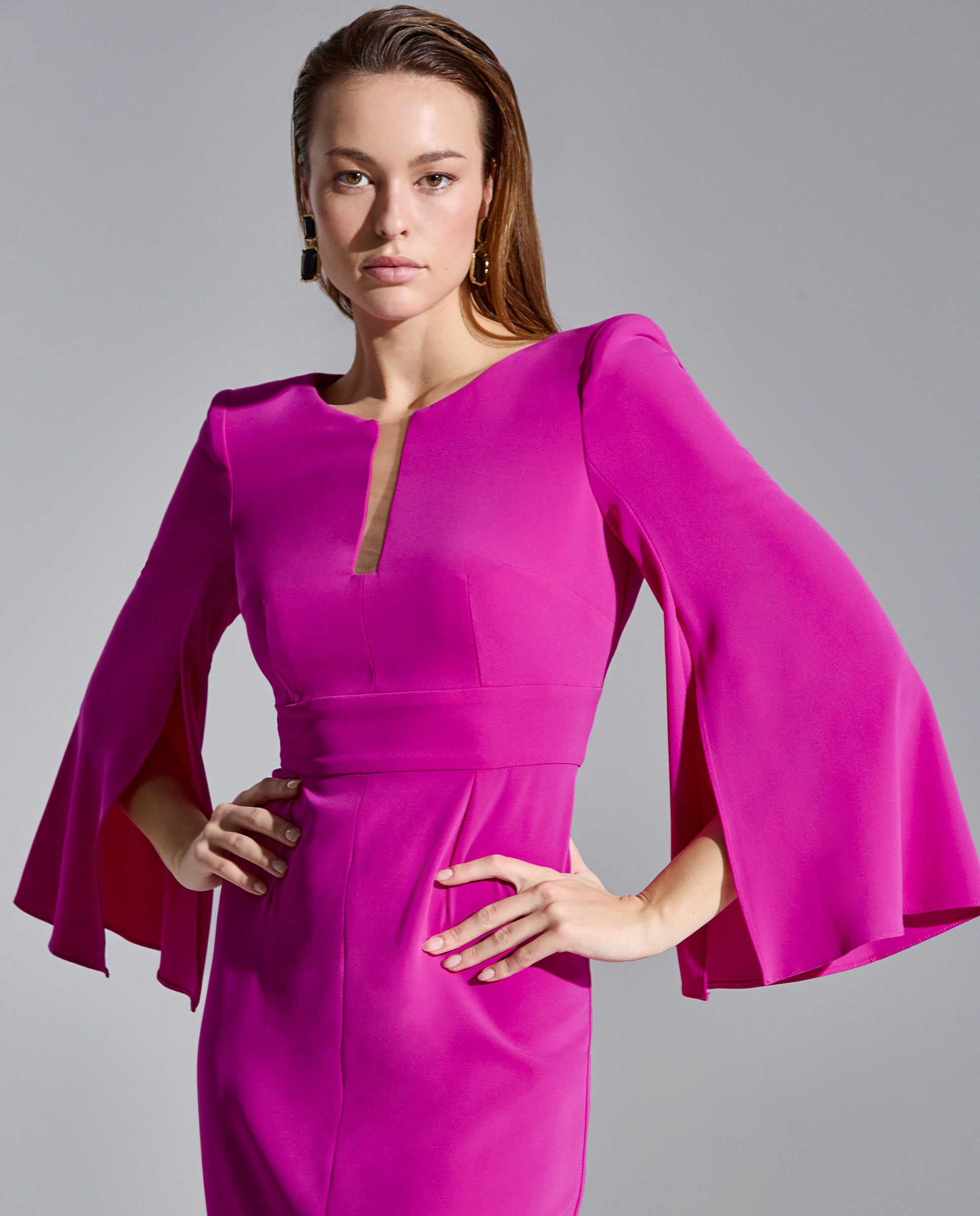 Vestido midi fucsia con mangas semiabiertas y escote transparente