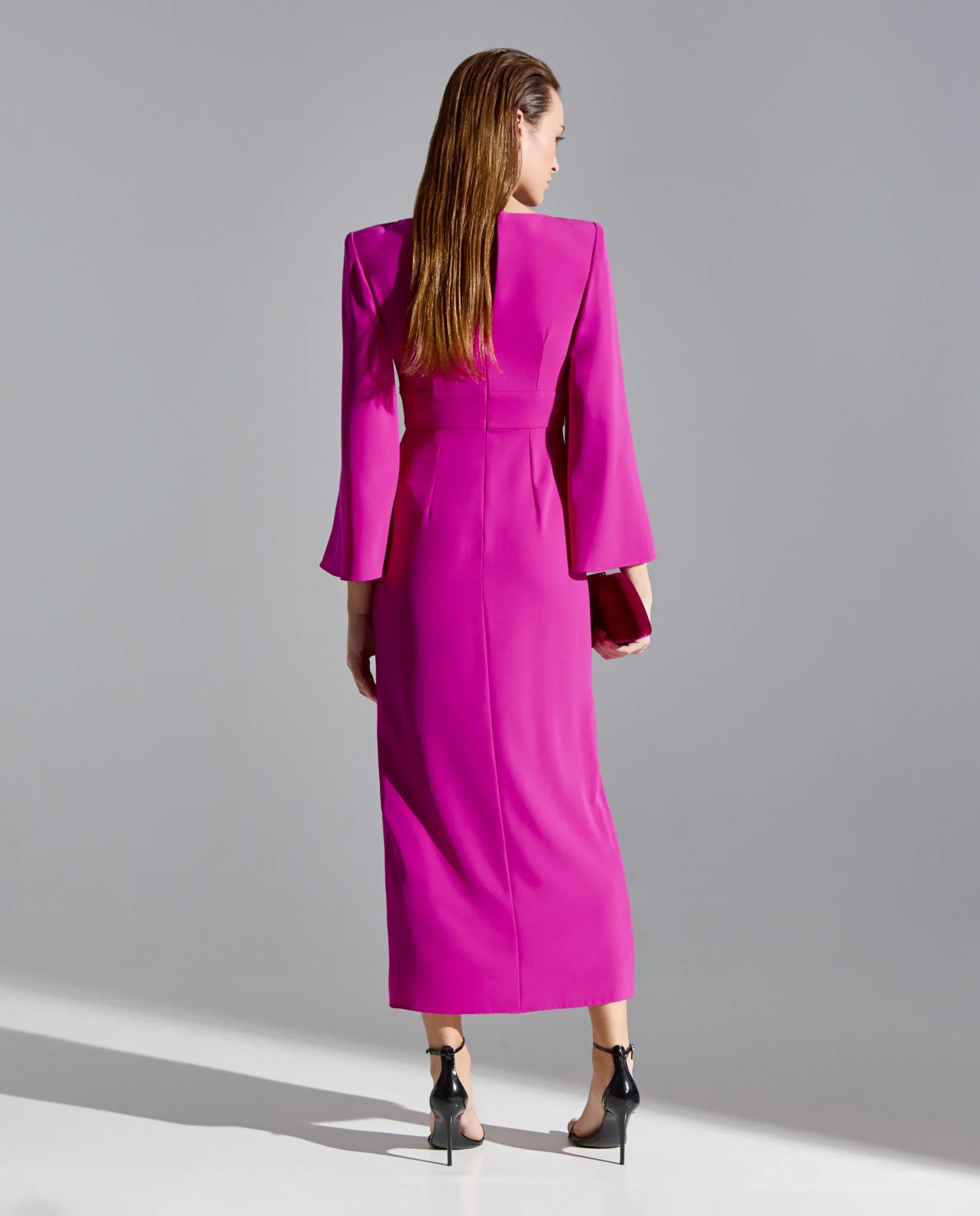 Vestido midi fucsia con mangas semiabiertas y escote transparente
