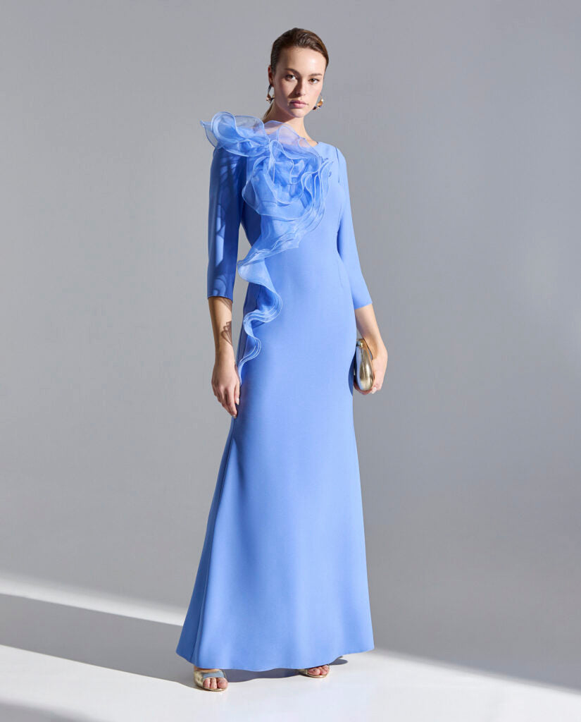 Vestido largo celeste con transparencia y detalle flor en organza Sonia Peña
