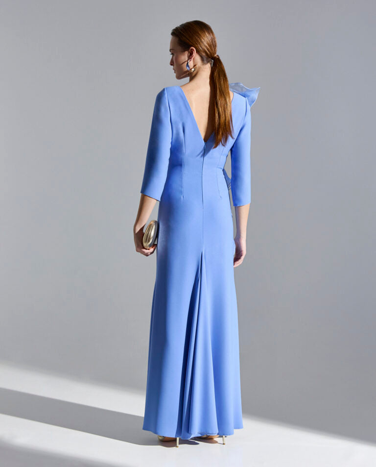 Vestido largo celeste con transparencia y detalle flor en organza Sonia Peña