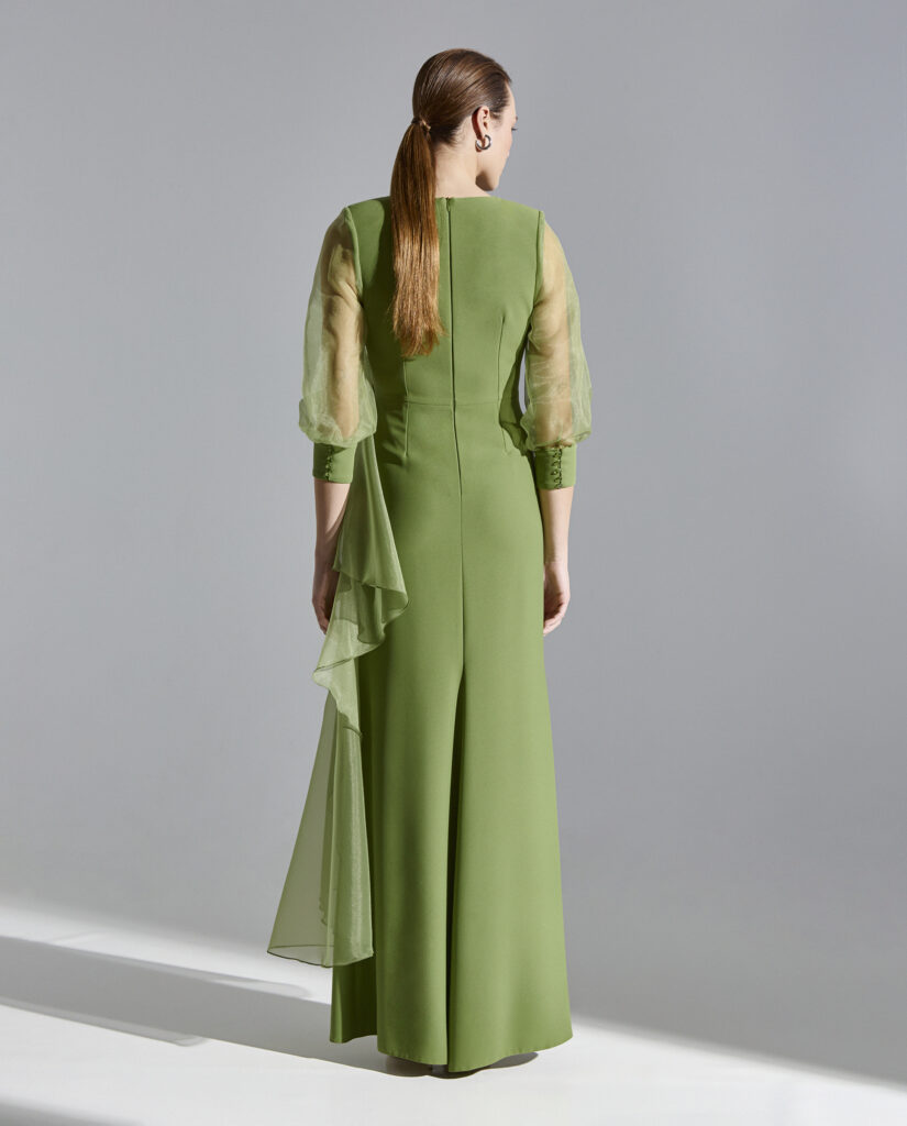 Vestido largo verde oliva con transparencia y detalle flor en organza