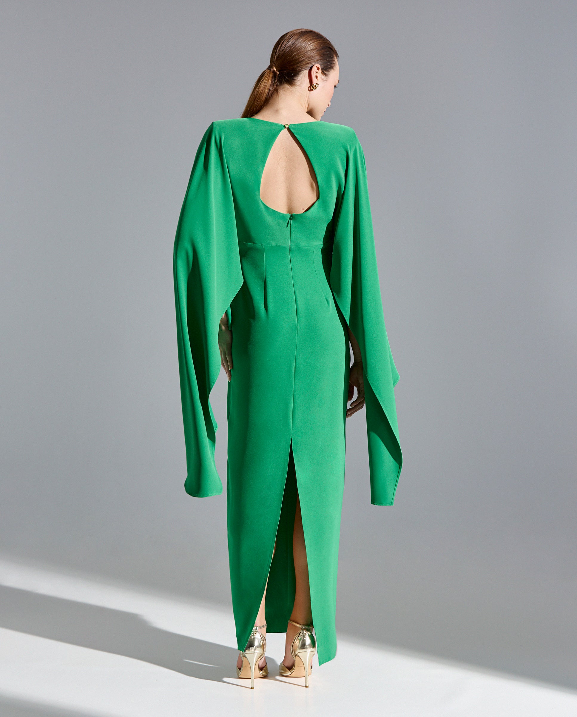 Vestido verde falda recta largo y mangas estilo capa y fruncido en cintura