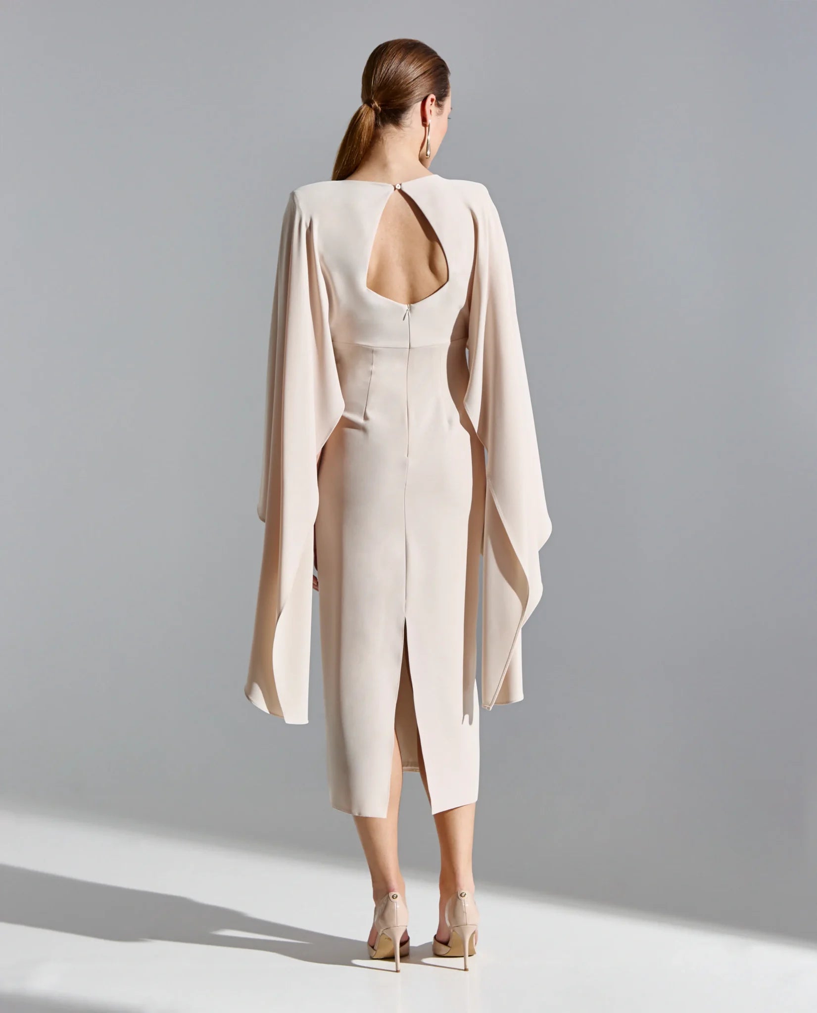 Vestido con falda recta largo midi y mangas estilo capa