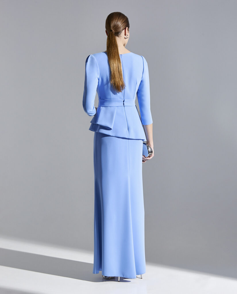 Vestido largo celeste con escote cruzado peplum en la cintura de Sonia Peña