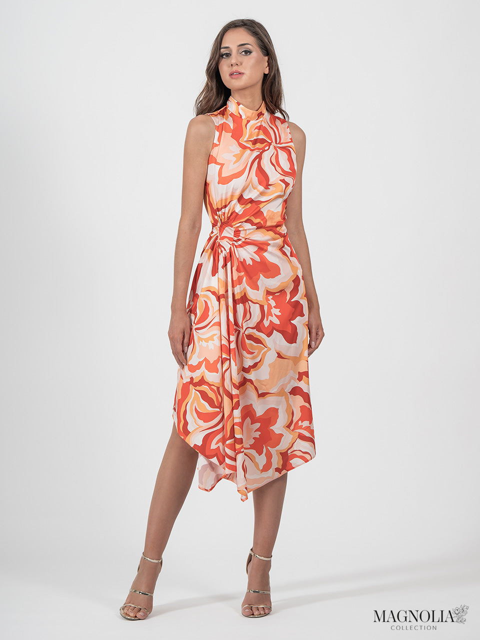 Vestido corto estampado cuello cisne con drapeado lateral sin mangas