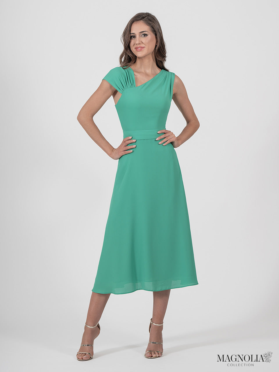 Vestido midi roya de escote asimétrico y mangas cortas plisadas