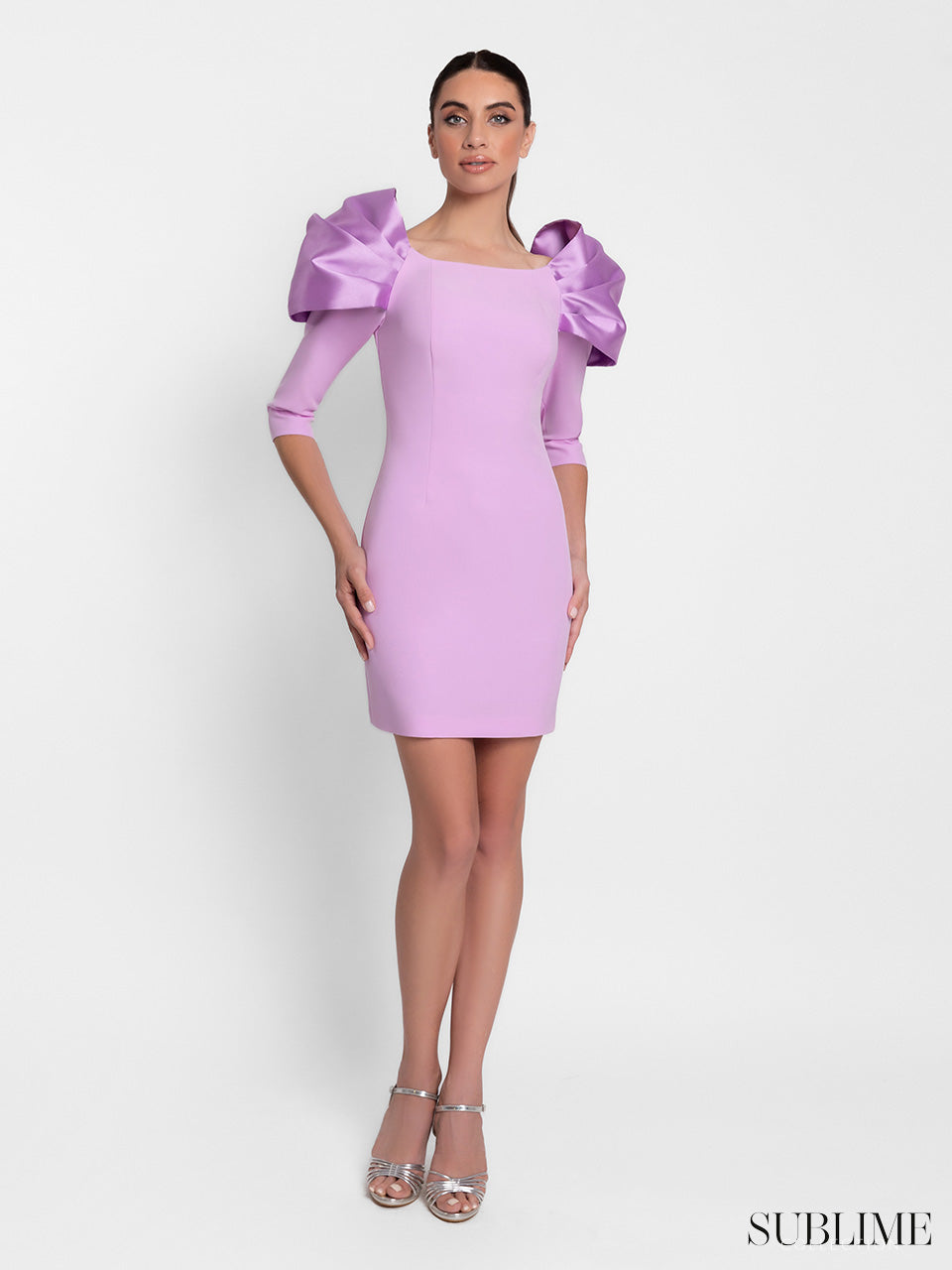 Vestido corto recto de escote recto con hombros plisados y manga francesa