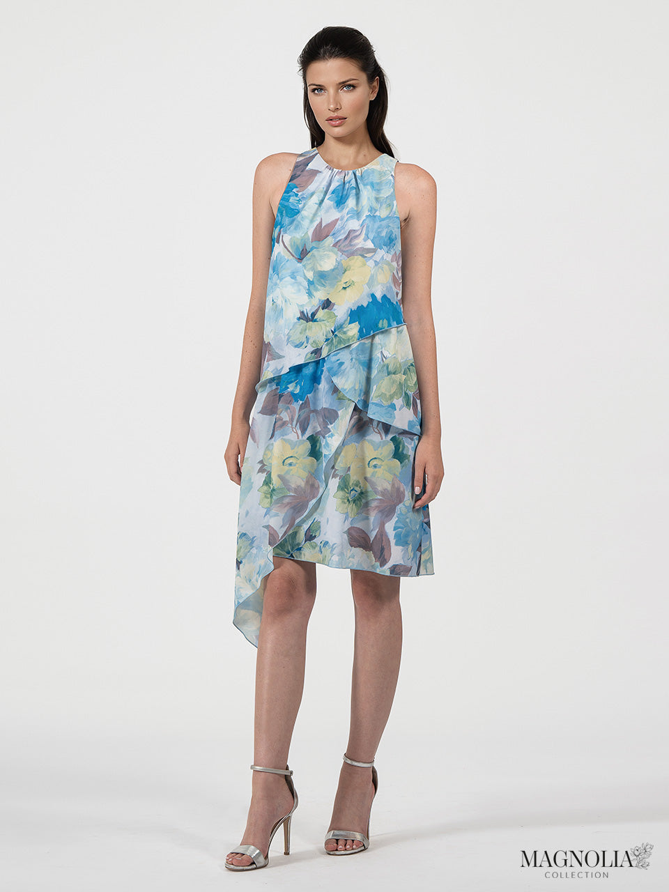 Vestido corto y recto de gasa en capas con cuello redondo sin mangas