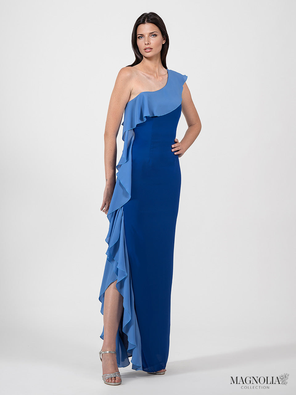 Vestido largo recto bicolor de volantes con escote asimétrico sin mangas