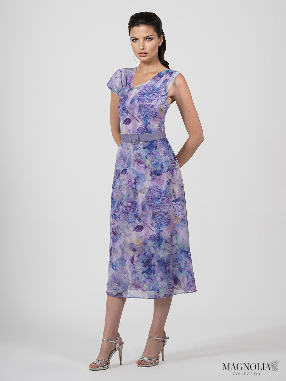 Vestido midi royal de estampado floral con escote asimétrico manga corta