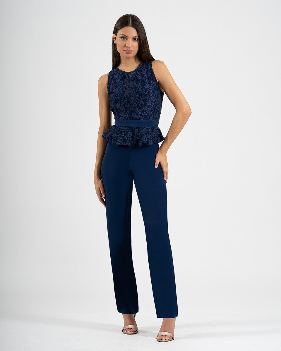 Langer, ärmelloser Overall mit Schößchen und U-Ausschnitt aus Spitze