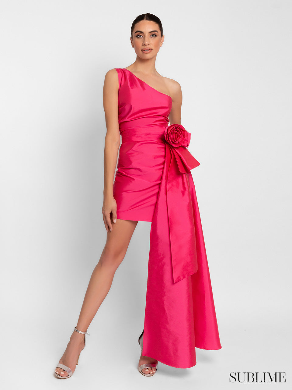 Vestido corto de lazada larga con flor y escote simétrico sin mangas