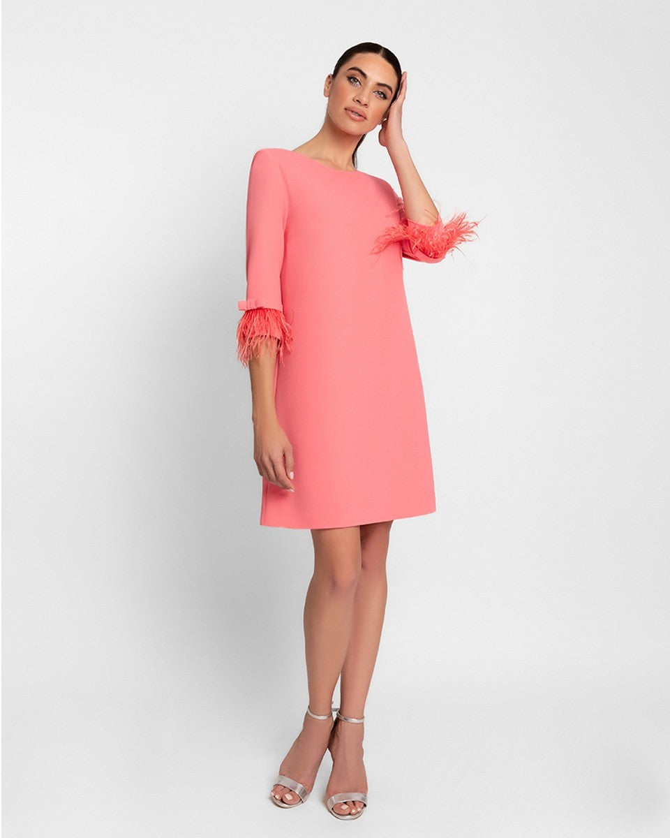 Vestido evase mini manga francesa y plumas