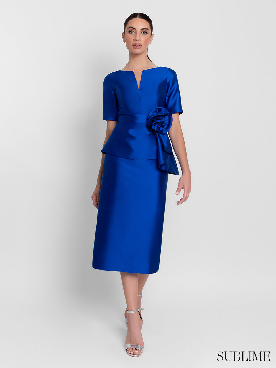 Vestido corto mikado de escote en V con flor y peplum