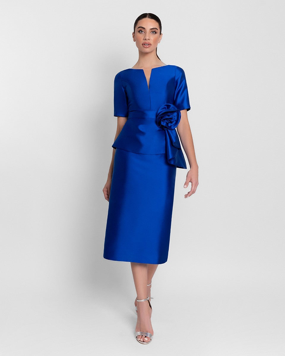 Vestido corto mikado de escote en V con flor y peplum