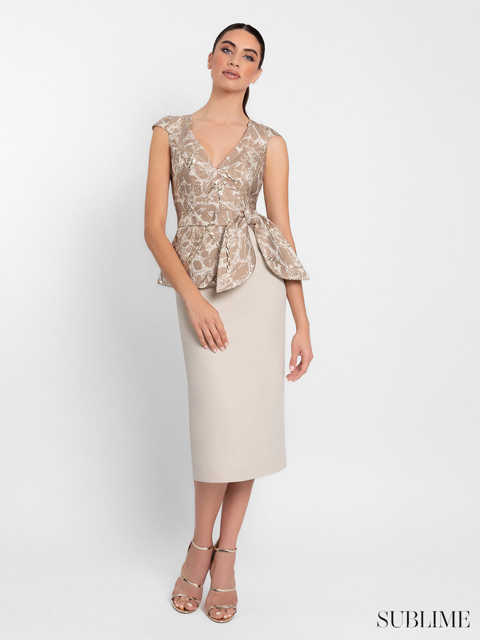 Vestido corto jackard estampado de escote en V con lazo y peplum