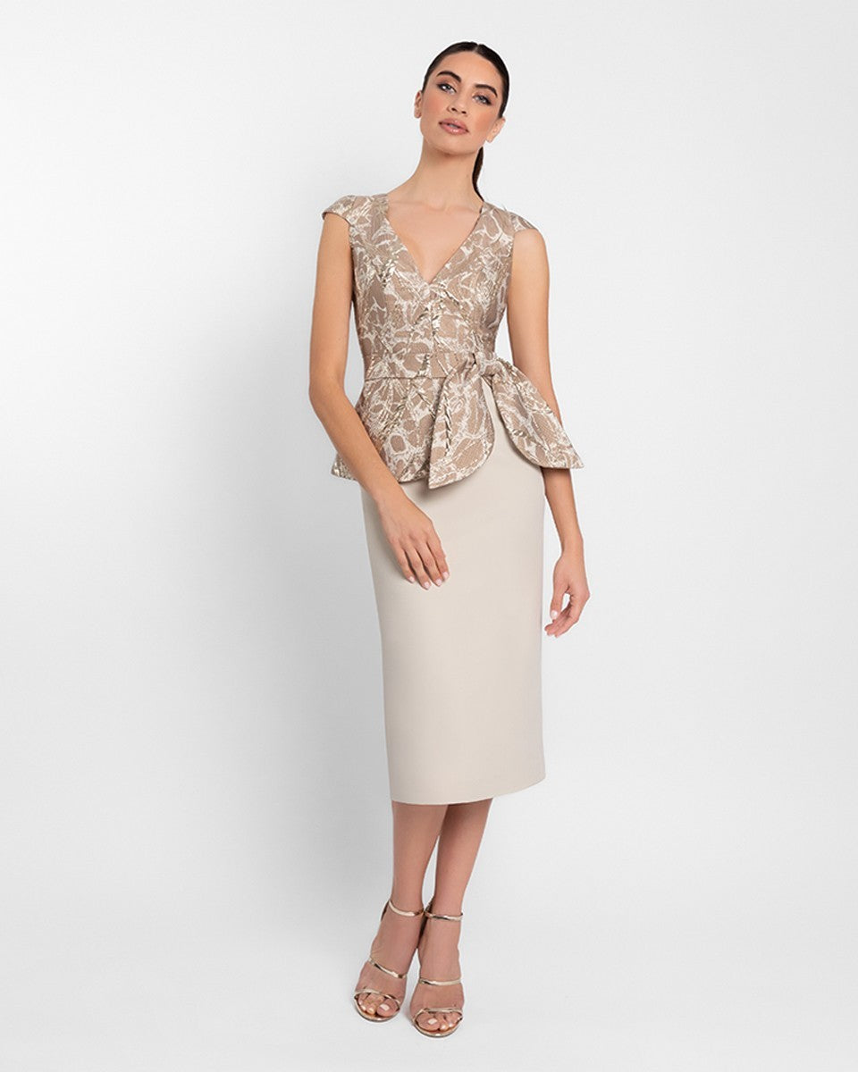 Vestido corto jackard estampado de escote en V con lazo y peplum