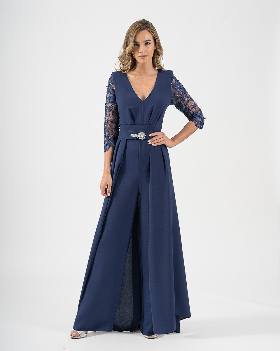 Set aus langem Spitzenoverall und plissiertem Schößchen mit Brosche