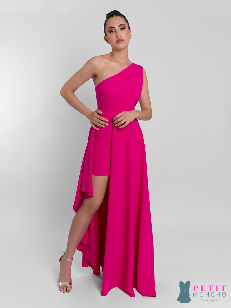 Vestido midi asimétrico de una manga con falda en forma de capa