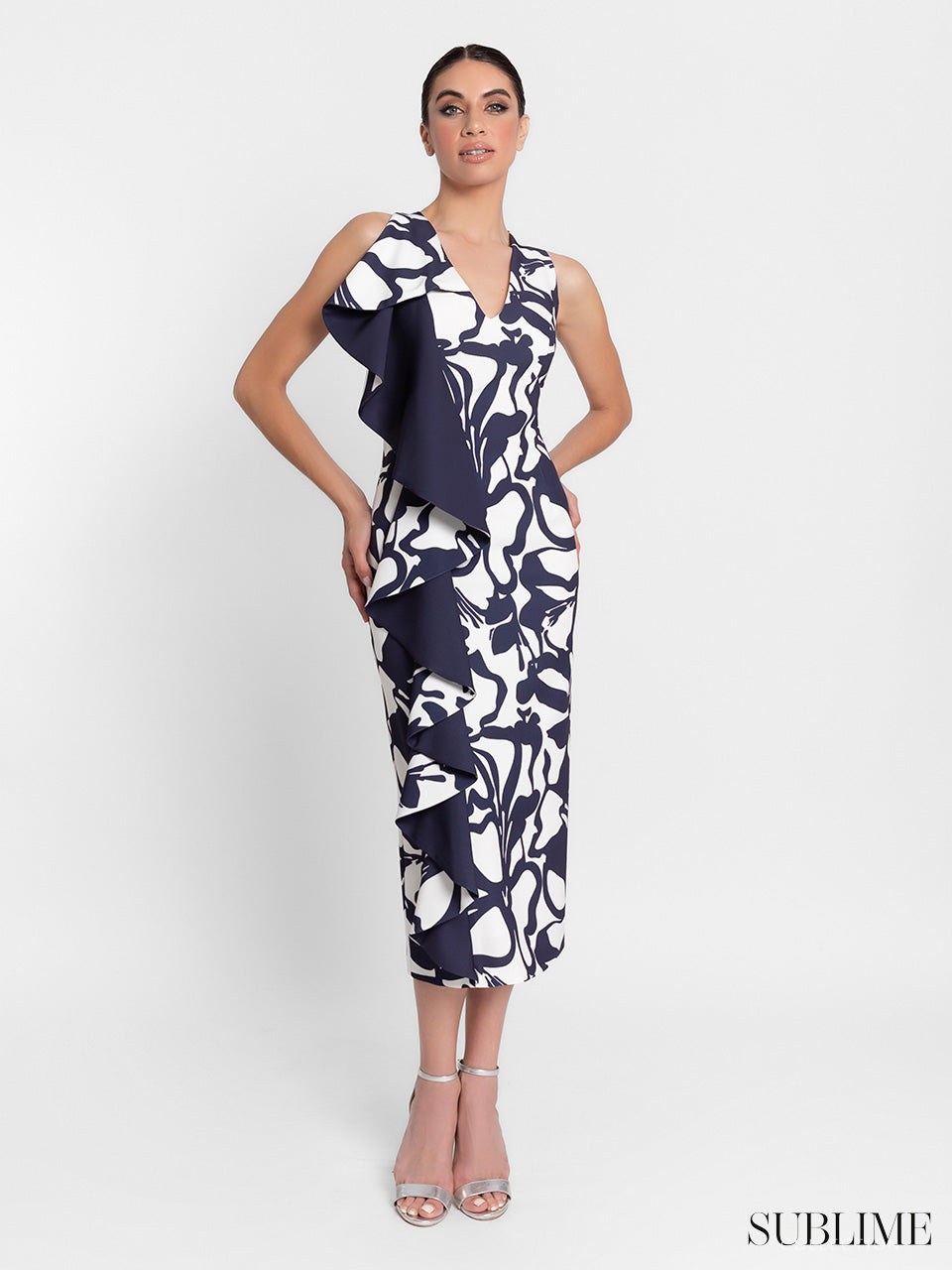 Vestido midi recto bicolor con escote en V y volante vertical