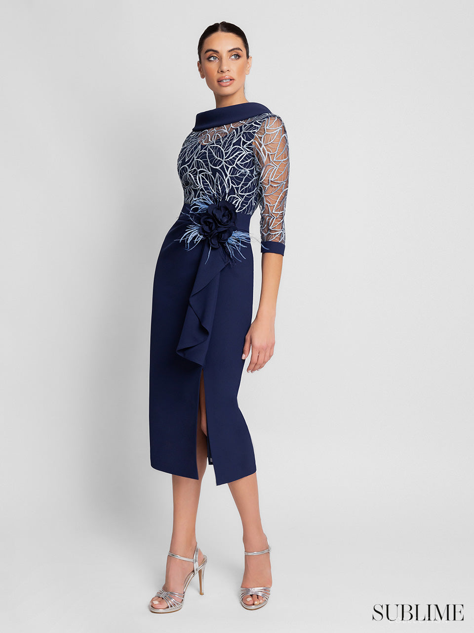 Vestido midi de tubo guipour manga francesa con volante y flor