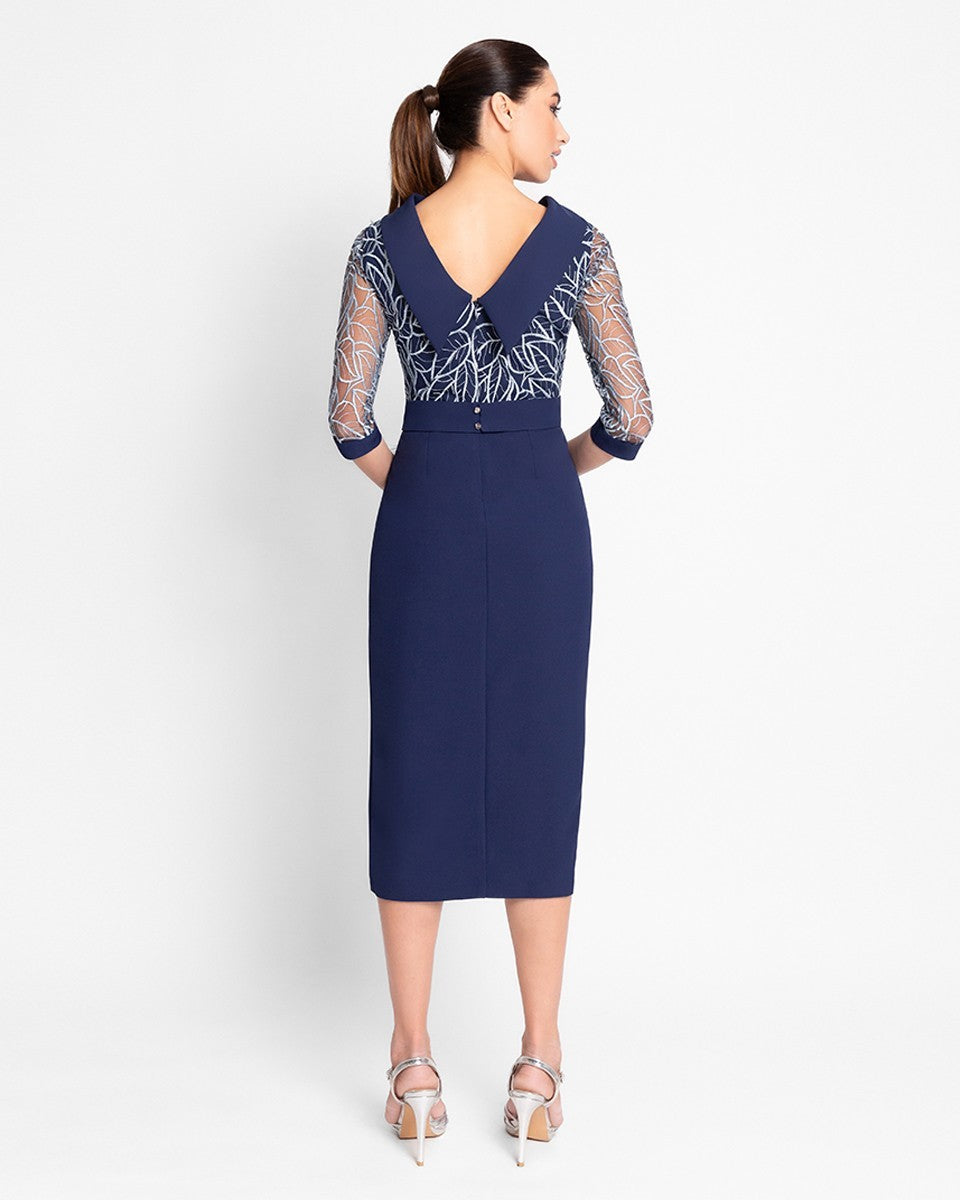 Vestido midi de tubo guipour manga francesa con volante y flor