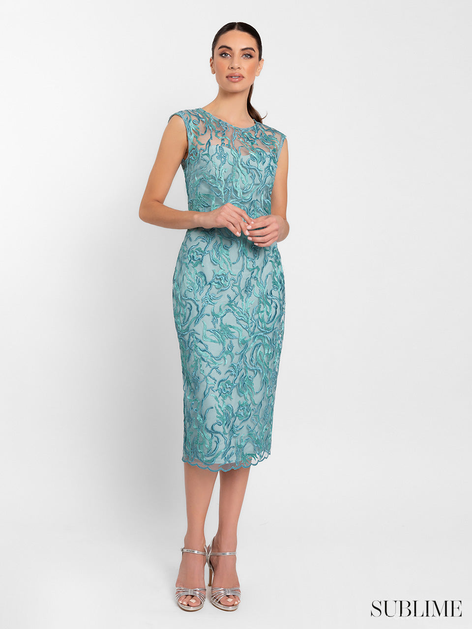 Vestido midi recto guipour de escote fantasía y manga corta