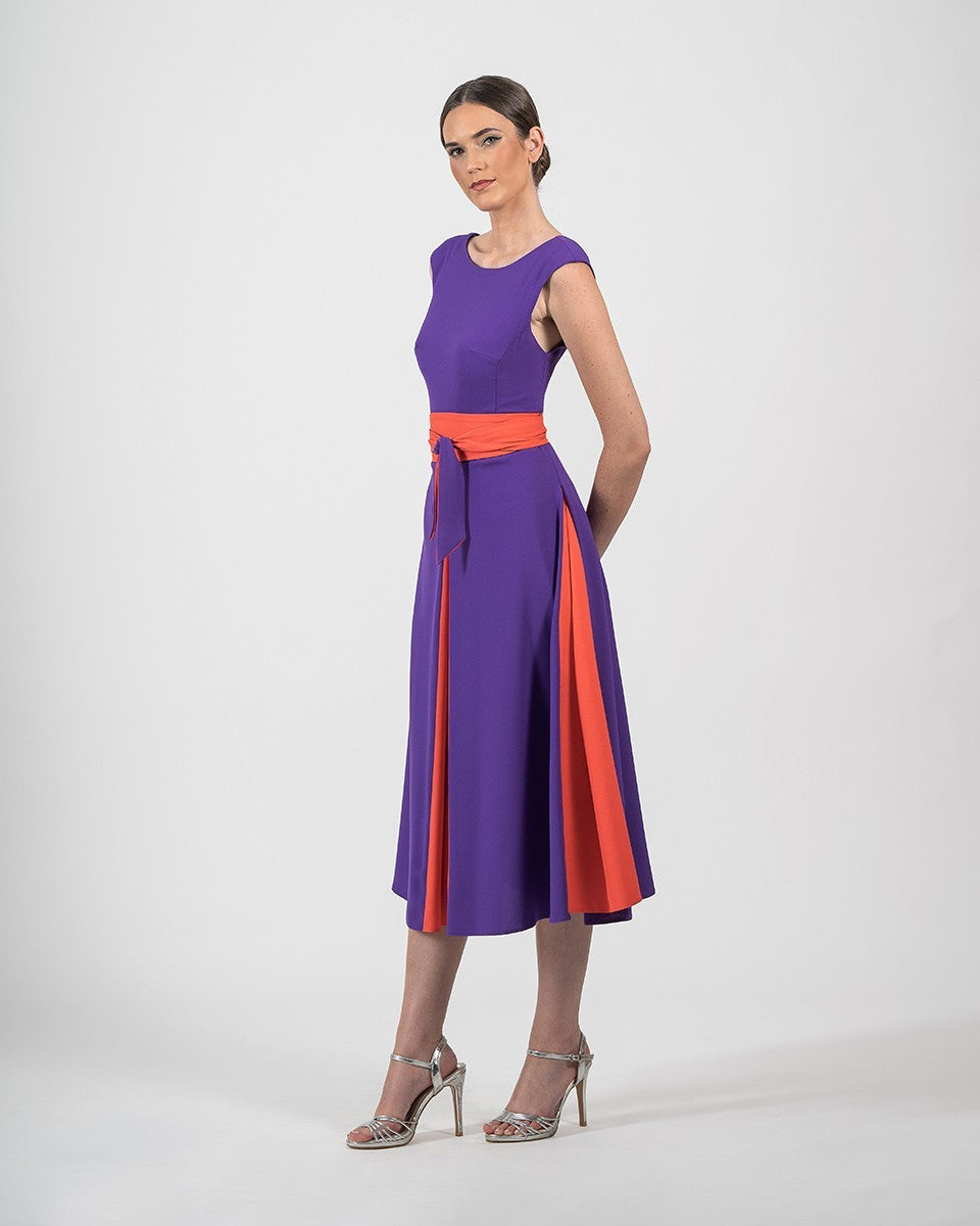 Vestido midi plisado bicolor de cuello redondo con con lazada y manga corta