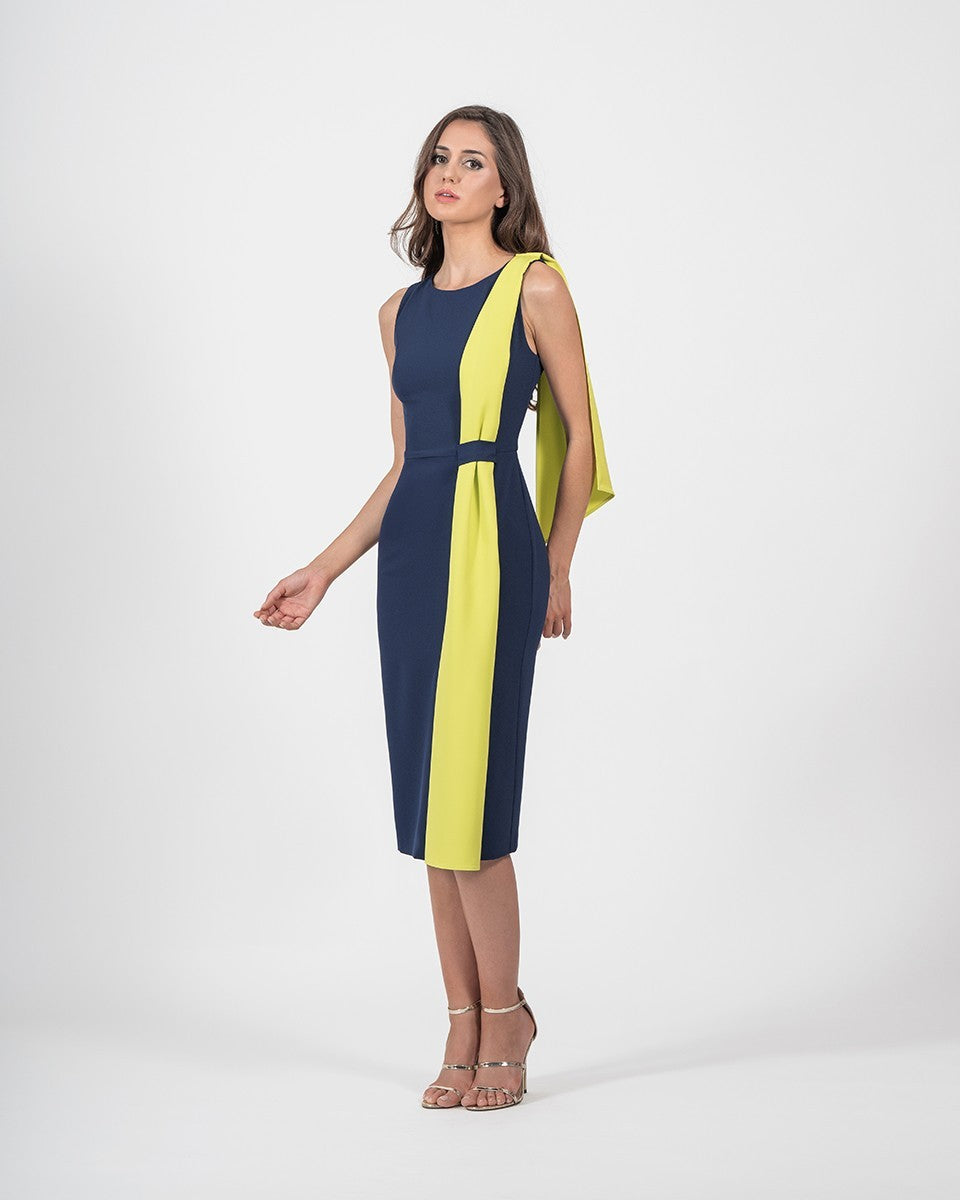 Vestido midi de tubo bicolor con manga de capa y cuello redondo