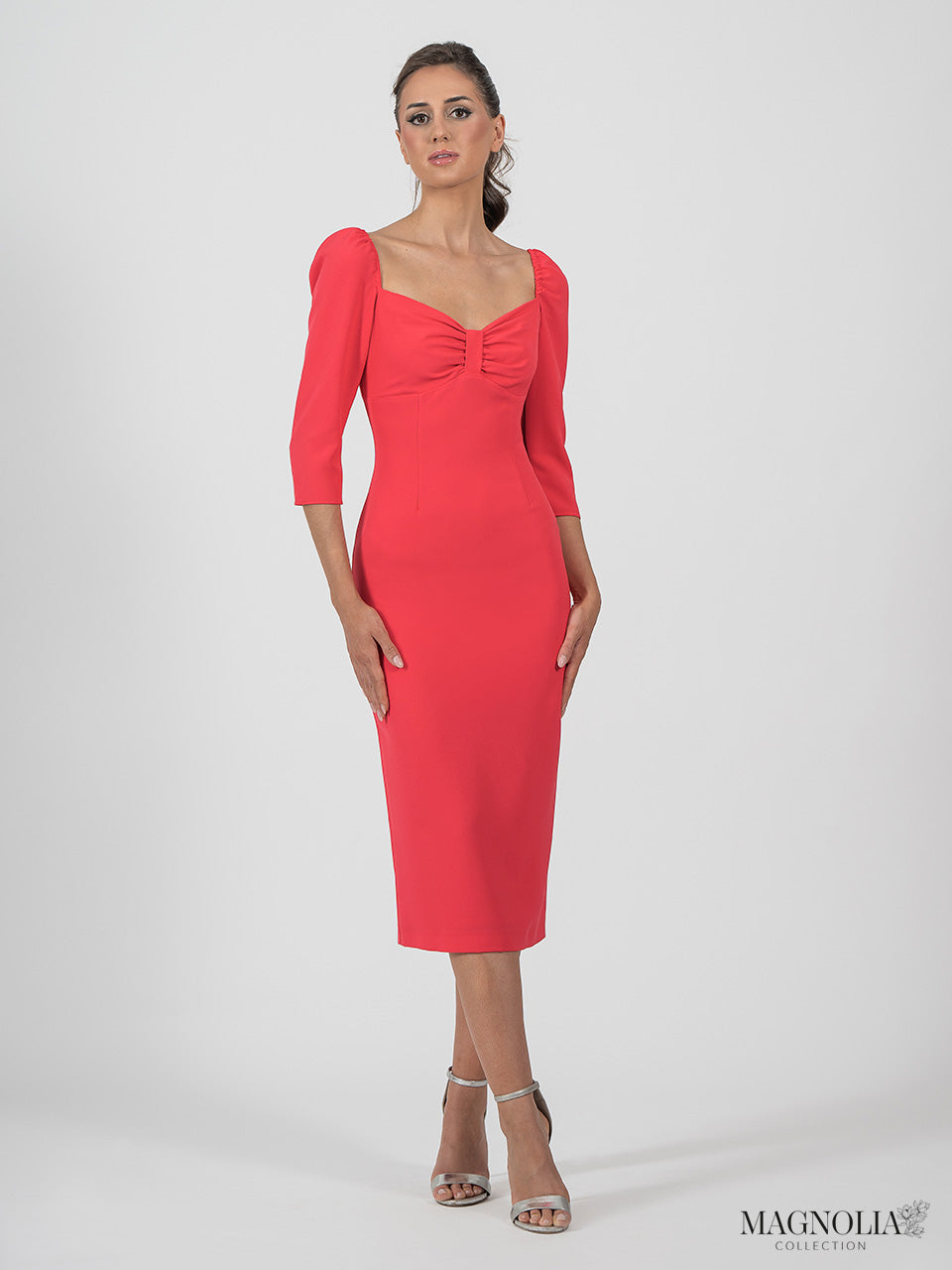 Vestido midi de tubo con escote corazón fruncido y manga francesa