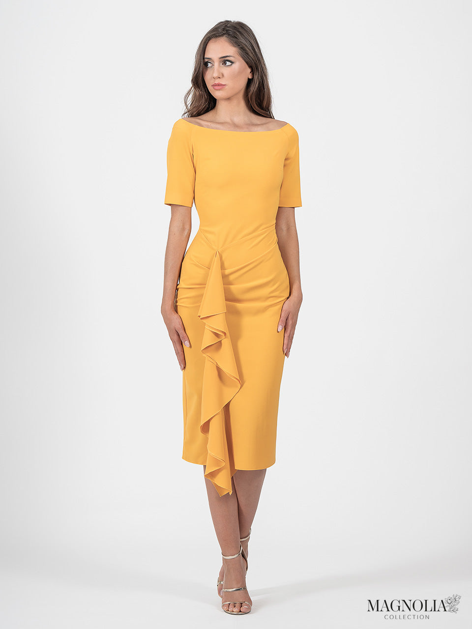 Vestido corto de tubo escote bardot con volante en cascada y manga 3/4