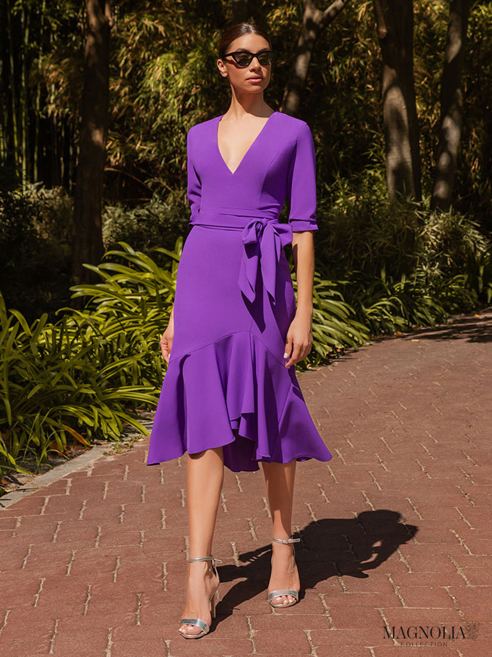 Vestido corto asimétrico de escote cruzado con volantes y lazada